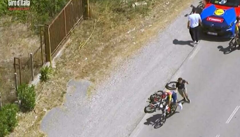 Giro d’Italia 2026:  incidente senza conseguenze a Capaccio Paestum