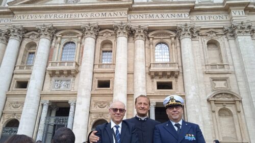 Il Sacrario Militare di Cava de’ Tirreni e l’albo d’oro nel cuore di San Pietro: l’abbraccio di Papa Leone XIV alla delegazione metelliana Il Sacrario Militare di Cava de’ Tirreni e l’albo d’oro nel cuore di San Pietro: l’abbraccio di Papa Leone XIV alla delegazione metelliana