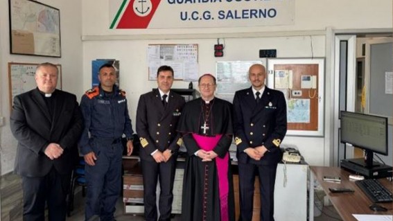 Salerno, il Vescovo Ausiliare Alfonso Raimo in visita alla Capitaneria di Porto