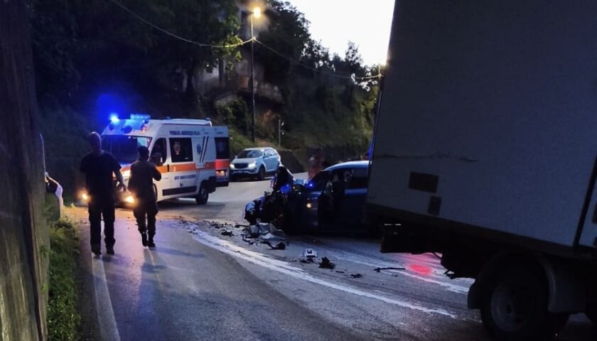Scontro tra auto e furgone, 5 feriti tra Campagna e Serre