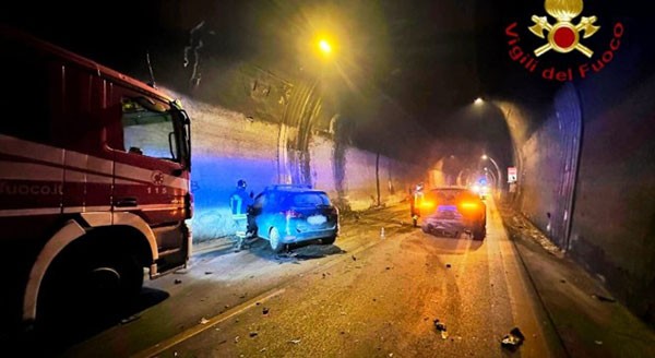 Raccordo Salerno-Avellino, incidente stradale nella galleria Monte Pergola: tre feriti