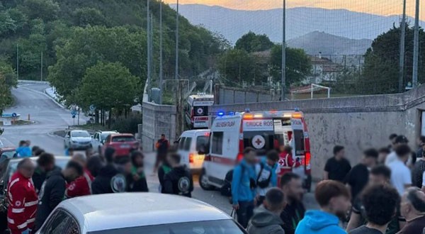 Finale playoff shock: calciatore picchiato dopo la gara