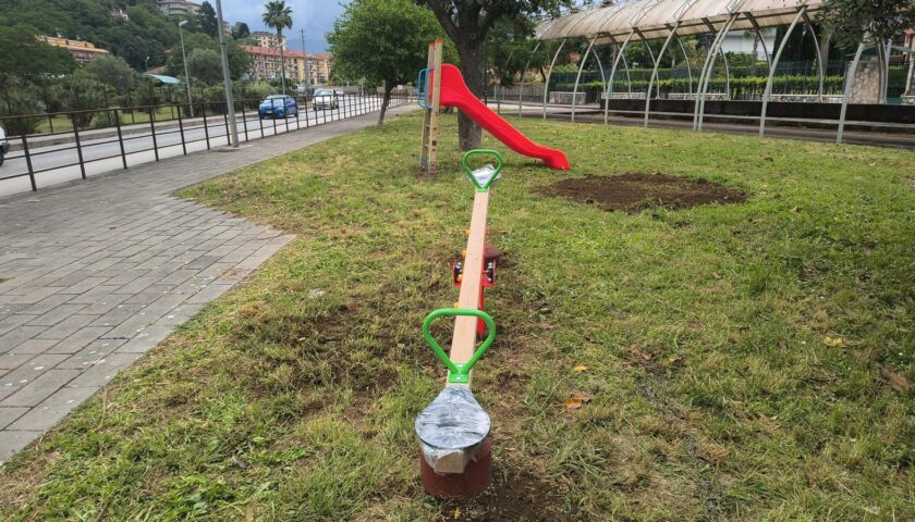 Mercato San Severino, “Piano bambini”: nuove giostrine nei parchi giochi della città