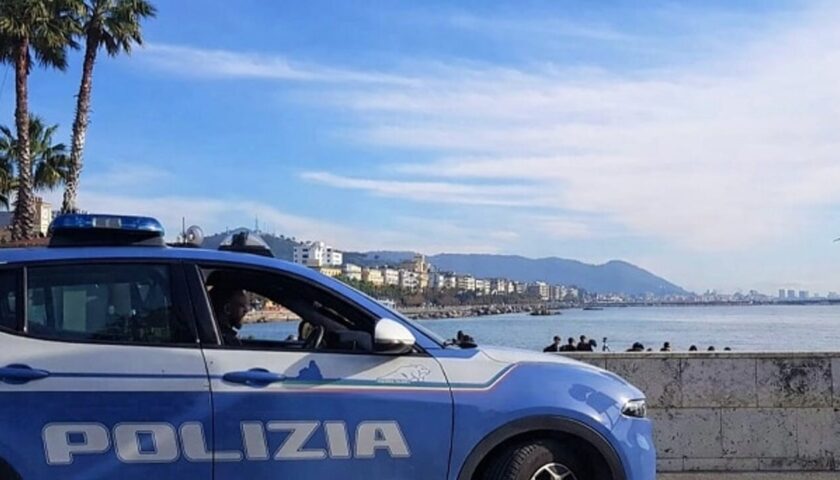 Salerno, tenta di fuggire e di ingerire la droga durante il controllo: arrestato sul lungomare  