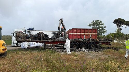 Pontecagnano Faiano, avviata rimozione rimorchio carico di rifiuti pericolosi fermo in litoranea