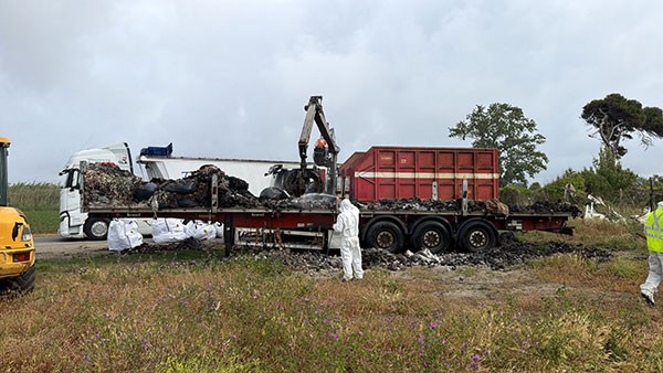 Pontecagnano Faiano, avviata rimozione rimorchio carico di rifiuti pericolosi fermo in litoranea