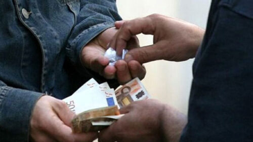 Salerno, spaccio a Sant’Eustachio: arrestati madre e figlio Salerno, spaccio a Sant’Eustachio: arrestati madre e figlio