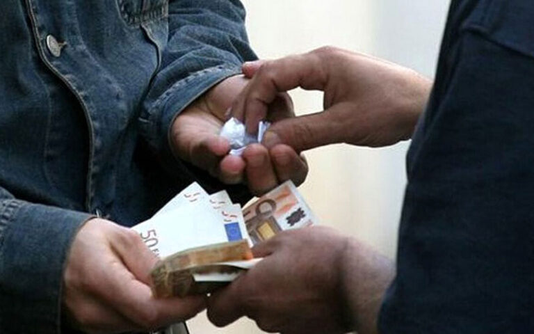 Salerno, spaccio a Sant’Eustachio: arrestati madre e figlio