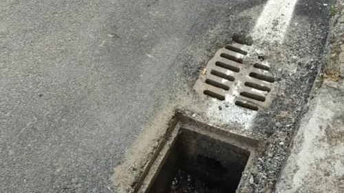 Salerno, ladri in azione; 30 tombini spariti in una notte