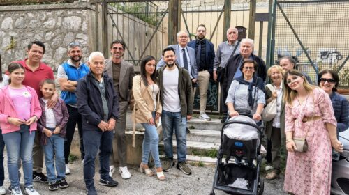 Salerno, porte chiuse al candidato Zambrano in via Sichelgaita: incontro fuori dal cancello chiuso