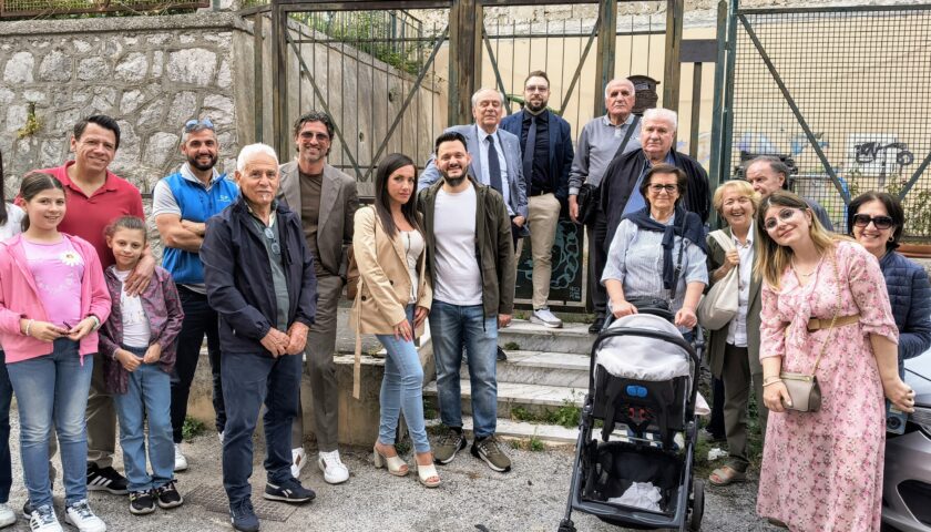 Salerno, porte chiuse al candidato Zambrano in via Sichelgaita: incontro davanti al cancello