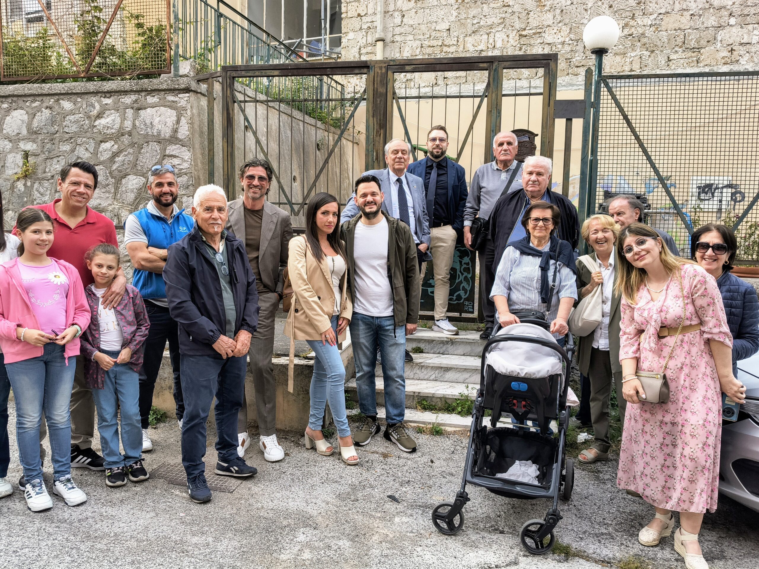 Salerno, porte chiuse al candidato Zambrano in via Sichelgaita: incontro davanti al cancello