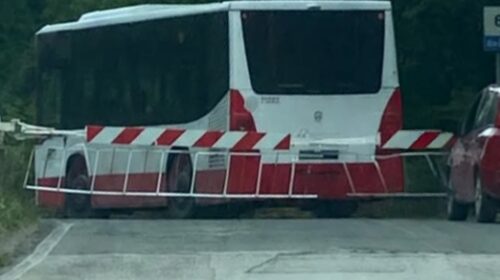 Baronissi, un bus bloccato tra le sbarre del passaggio a livello