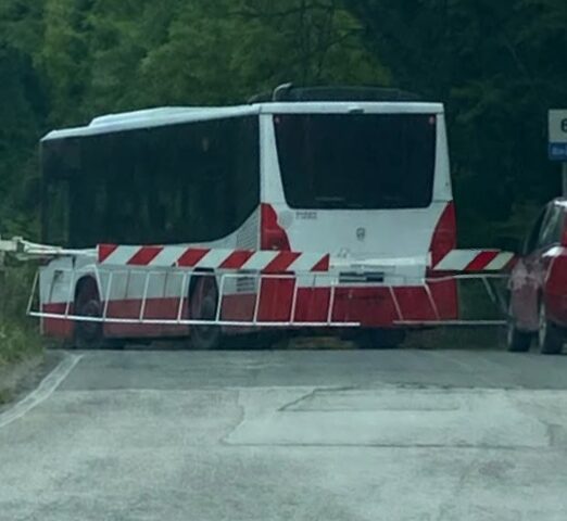 Baronissi, un bus bloccato tra le sbarre del passaggio a livello