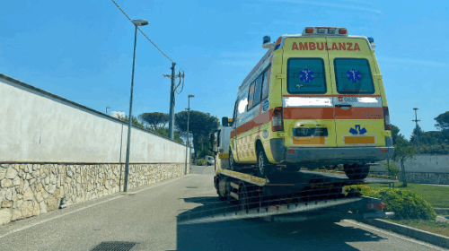 Capaccio Paestum, ambulanza in servizio con targa clonata: denuncia e sequestro
