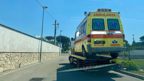 Capaccio Paestum, ambulanza in servizio con targa clonata: denuncia e sequestro