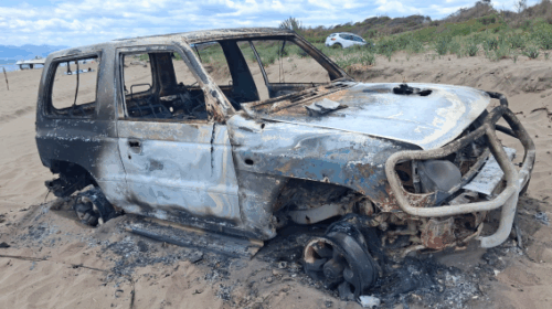 Eboli, carcassa di auto carbonizzata in spiaggia: indagini in corso