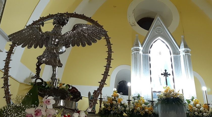 Shock a Calvanico, in fiamme il portone della chiesa e poi il furto sacrilego ai danni di San Michele