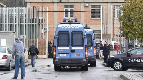 Violenza in carcere a Salerno, agente picchiato con un piede di tavolo. Il sindacato: togliere subito i benefici al detenuto