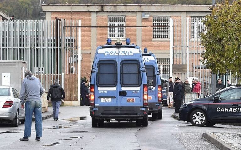 Violenza in carcere a Salerno, agente picchiato con un piede di tavolo. Il sindacato: togliere subito i benefici al detenuto