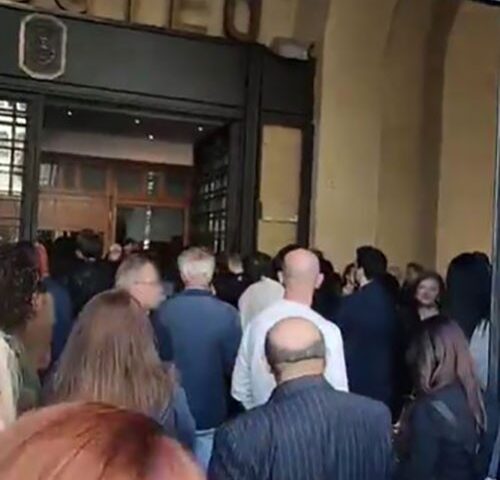 Salerno, fila di figuranti all’Augusteo per il casting della terza serie tv di “Malinconico”