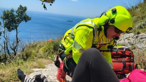 Donna riporta trauma alla caviglia sul Sentiero degli Dei, soccorsa dal Soccorso Alpino