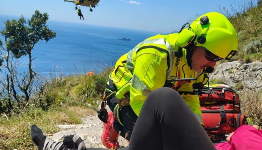 Donna riporta trauma alla caviglia sul Sentiero degli Dei, soccorsa dal Soccorso Alpino