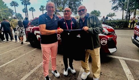 Salernitana, maglia speciale del Giro d’Italia consegnata a mister Cosmi