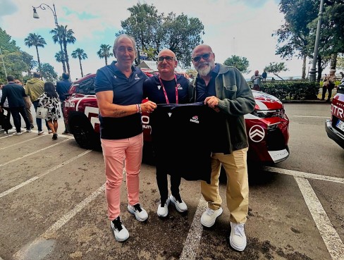 Salernitana, maglia speciale del Giro d’Italia consegnata a mister Cosmi