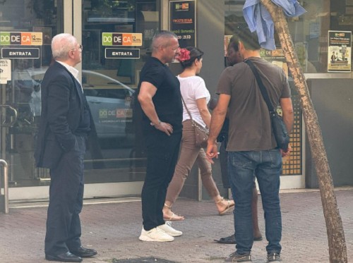Salerno, De Luca a Pastena: allontana un questuante davanti al supermercato