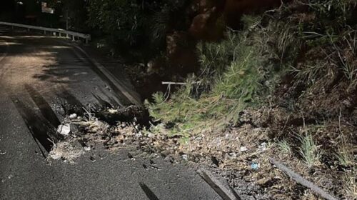Salerno,  detriti dal costone in via Fra’ Generoso