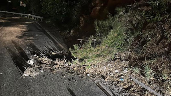 Salerno,  detriti dal costone in via Fra’ Generoso