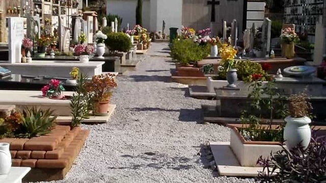 Sala Consilina, raid al cimitero: rubata lapide e devastata una tomba