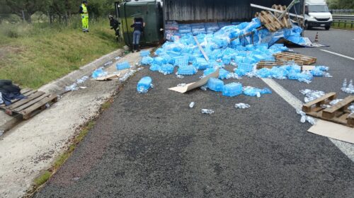 Eboli, si ribalta tir: casse d’acqua invadono carreggiata