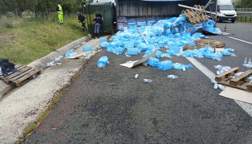 Eboli, si ribalta tir: casse d’acqua invadono carreggiata