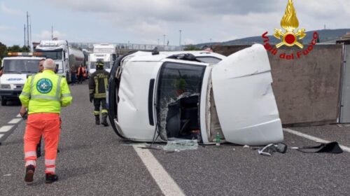 Incidente sull’A2: camion ribaltato tra Campagna ed Eboli, traffico paralizzato