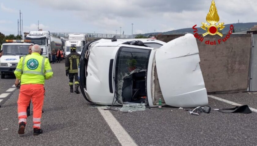 Incidente sull’A2: camion ribaltato tra Campagna ed Eboli, traffico paralizzato
