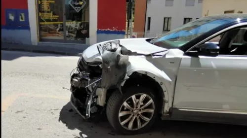 Vallo della Lucania, auto perde il controllo e finisce contro le vetture in sosta