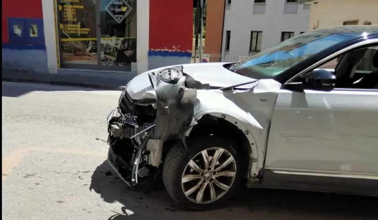 Vallo della Lucania, auto perde il controllo e finisce contro le vetture in sosta