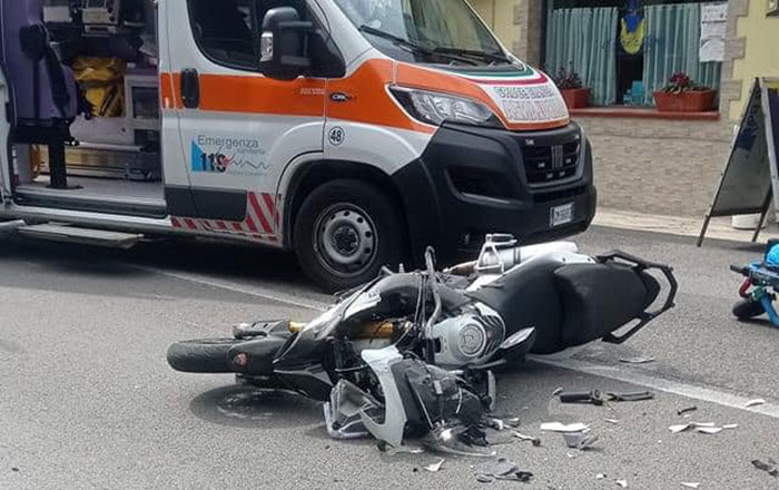 Pontecagnano, incidente in via Torino: marito e moglie in ospedale