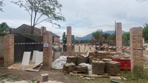 Capaccio Paestum, sequestrati manufatti abusivi in area vincolata: tre denunce