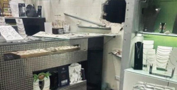 Salerno, furto in un negozio di argenteria a Pastena: colpo da 20mila euro