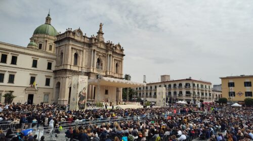 Papa Leone XIV a Pompei nel giorno della Supplica: fede, emozione e devozione nella città mariana