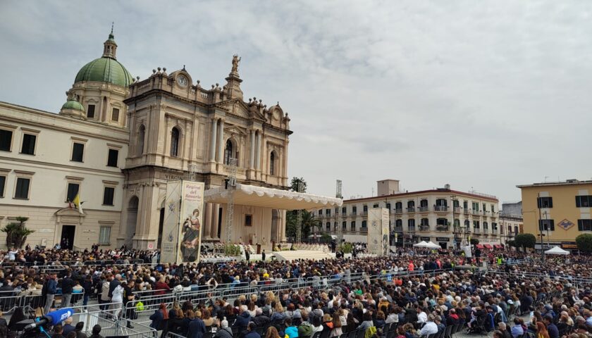Papa Leone XIV a Pompei nel giorno della Supplica: fede, emozione e devozione nella città mariana