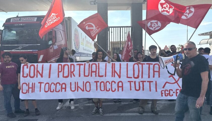 Protestano i portuali di Napoli e Salerno: “Lettere di licenziamento e sanzioni disciplinari illegittime nei confronti dei lavoratori Logiport”