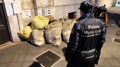Presenza di rifiuti davanti al plesso della scuola “Vicinanza”, Salerno Pulita: “Un ritrovamento che rattrista e che non possiamo ignorare”