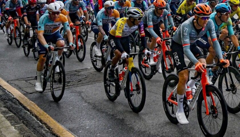 Scritte degli ultras della Cavese contro la Nocerina sul percorso del Giro d’Italia:  tre fermati, carabiniere aggredito
