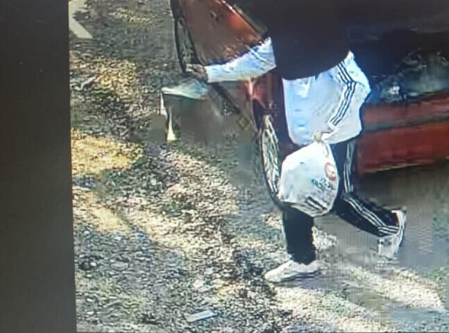Battipaglia, ripresi mentre abbandonano rifiuti in strada: scattano due denunce