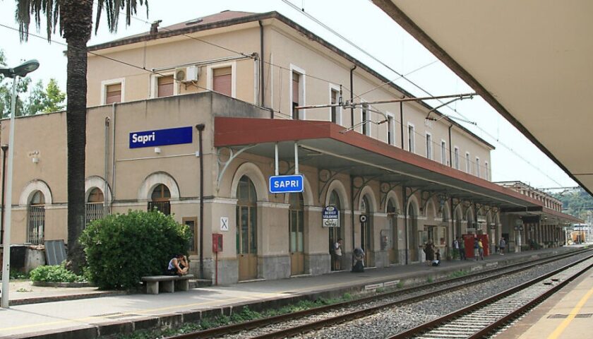 Sapri, aggredisce agente della Polfer con un coltello: arrestato