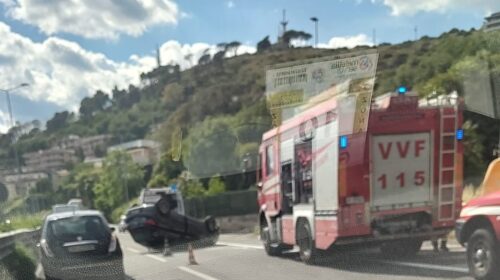 Salerno, paura per un’auto ribaltata in tangenziale